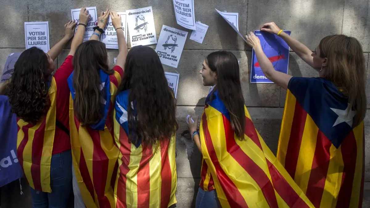 Estudiantes a favor del referéndum empapelan la Universidad de Barcelona