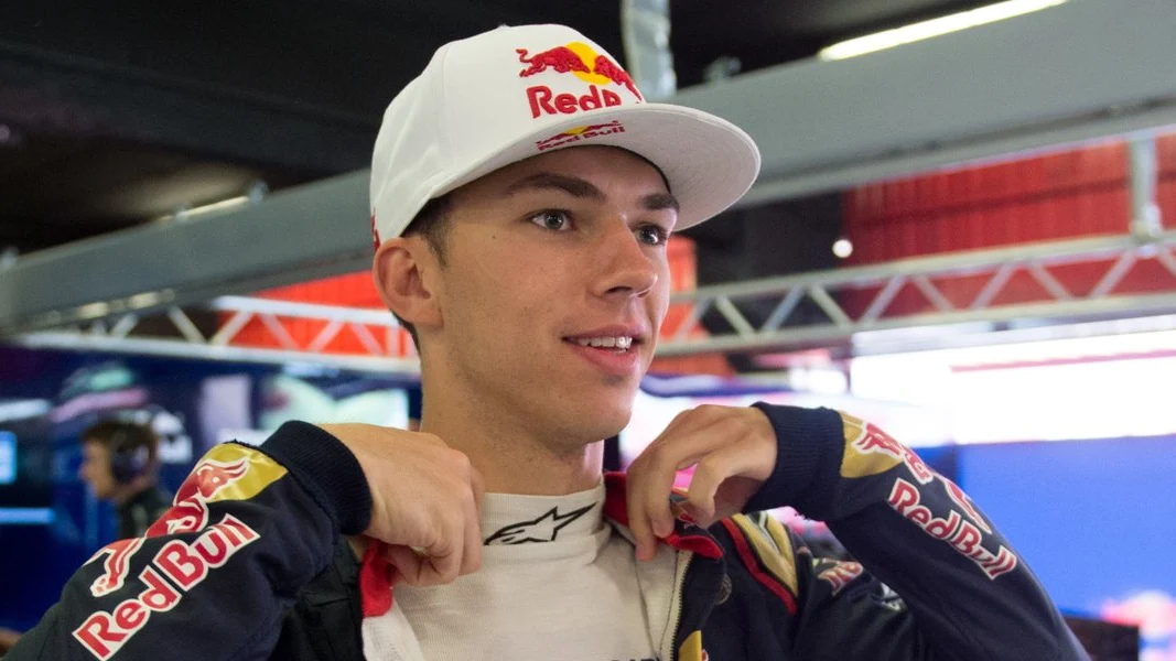 Pierre Gasly, sonriente en una sesión de pruebas con Red Bull Pierre Gasly, sonriente en una sesión de pruebas con Red Bull