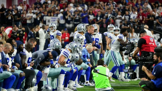 Los Dallas Cowboys hincan la rodilla antes de sonar el himno de Estados Unidos Los Dallas Cowboys hincan la rodilla antes de sonar el himno de Estados Unidos