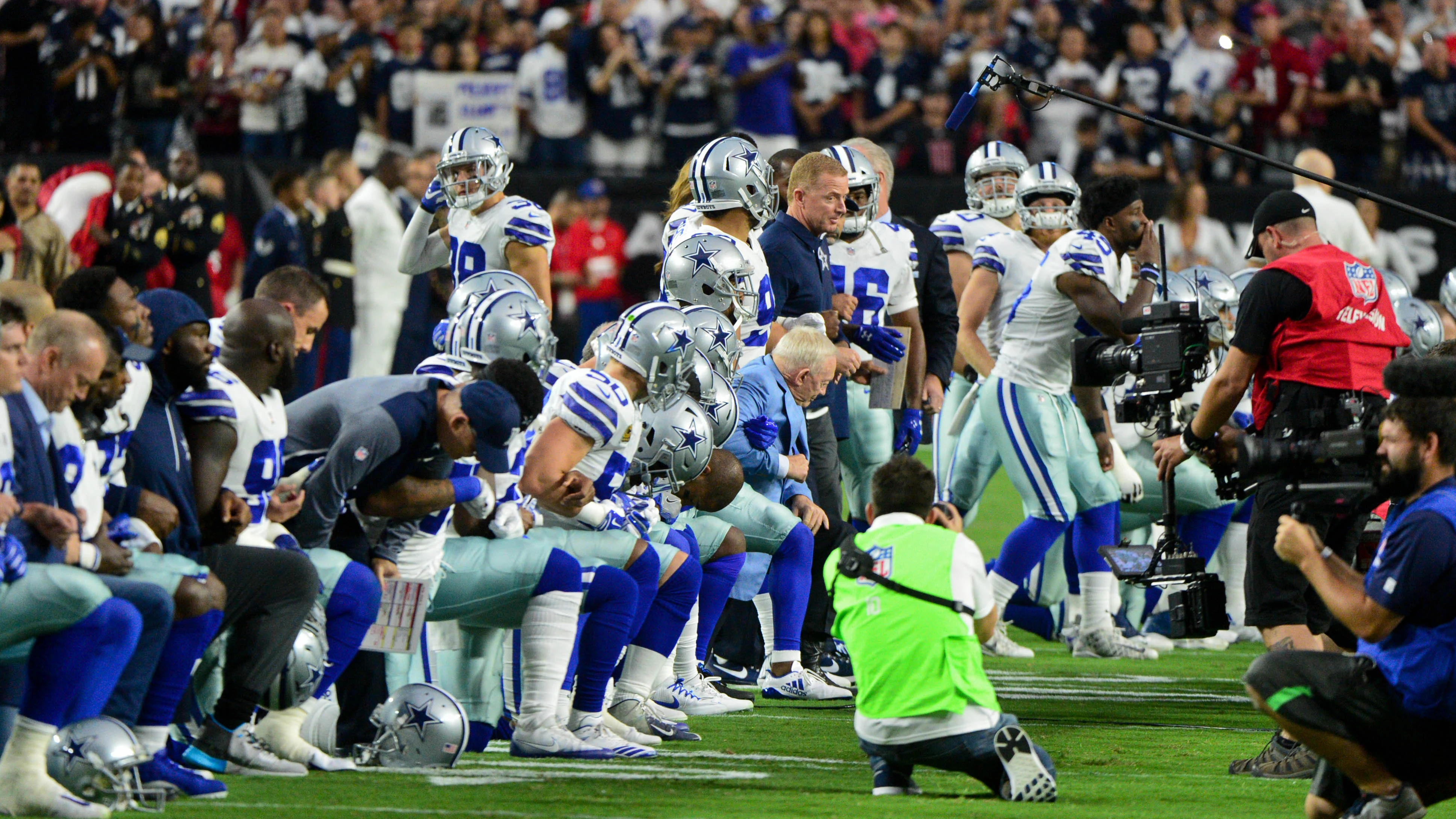 Los Dallas Cowboys hincan la rodilla antes de sonar el himno de Estados Unidos