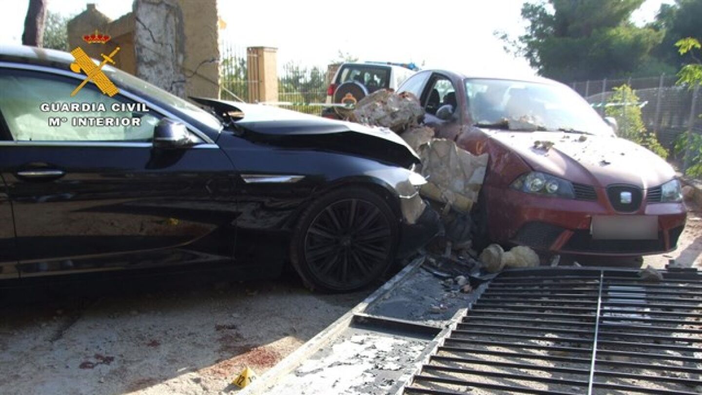 Coche de la v&iacute;ctima empotrado contra el veh&iacute;culo de uno de los presuntos agresores 