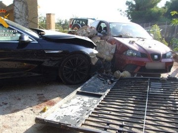 Coche de la víctima empotrado contra el vehículo de uno de los presuntos agresores Coche de la víctima empotrado contra el vehículo de uno de los presuntos agresores