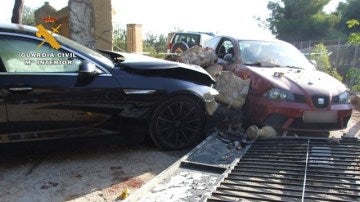 Coche de la víctima empotrado contra el vehículo de uno de los presuntos agresores 