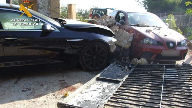 Coche de la víctima empotrado contra el vehículo de uno de los presuntos agresores 