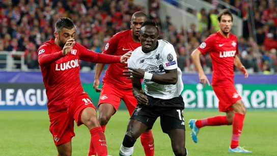 Sadio Mané pugna por un balón Sadio Mané pugna por un balón