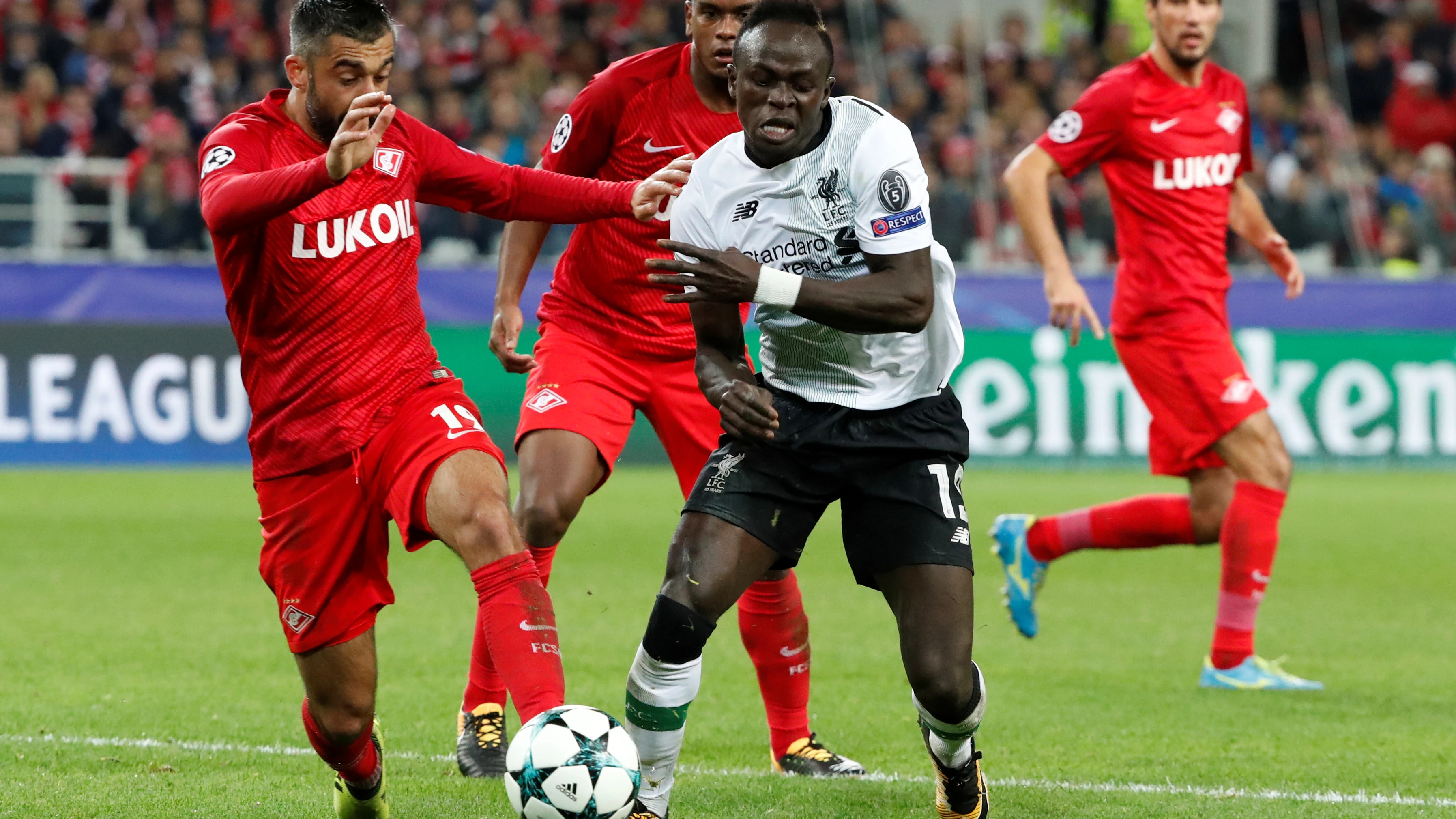 Sadio Mané pugna por un balón