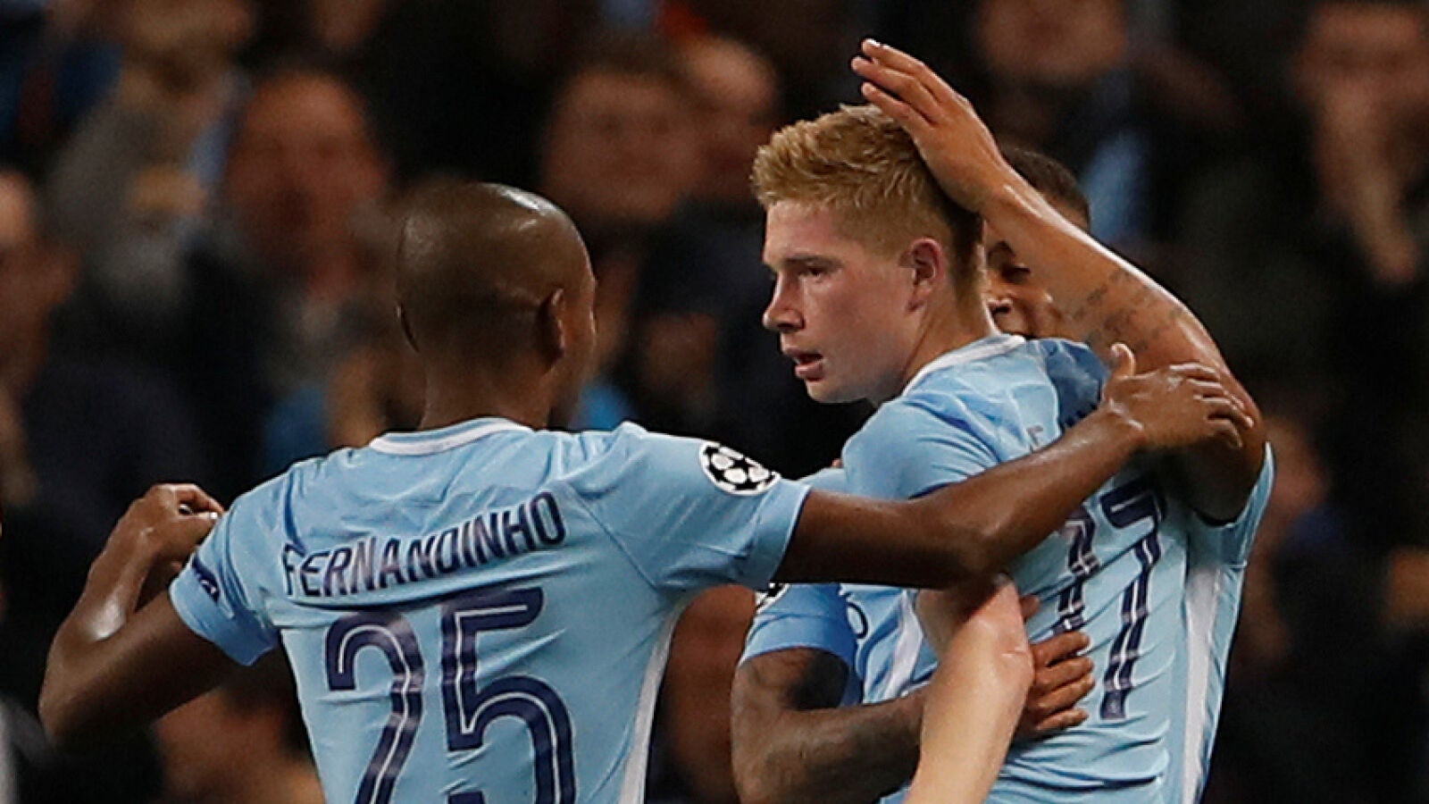 De Bruyne celebra con sus compa&ntilde;eros su gol contra el Shakhtar