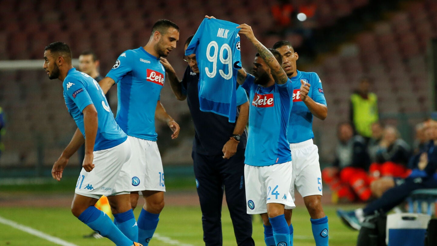 Los jugadores del N&aacute;poles celebran uno de sus goles ante el Feyenoord con la camiseta de Milik