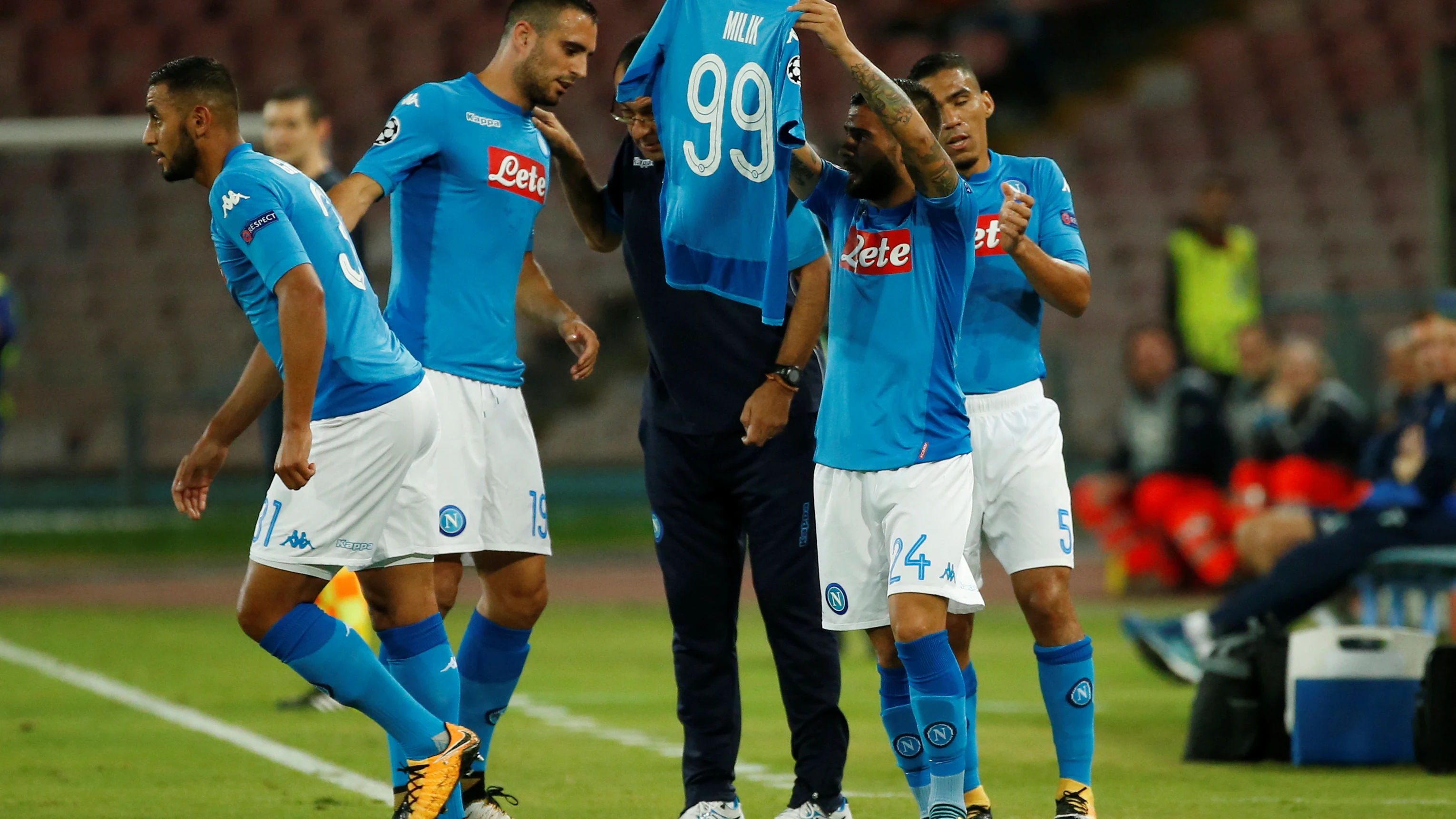 Los jugadores del Nápoles celebran uno de sus goles ante el Feyenoord con la camiseta de Milik