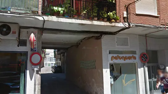 El menor estaba solo, sentado y jugando en la ventana El menor estaba solo, sentado y jugando en la ventana