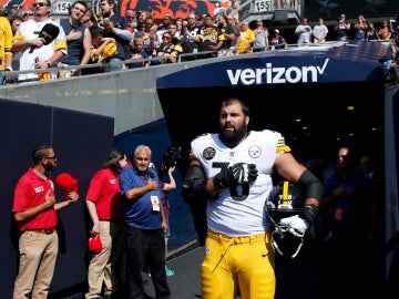 Alejandro Villanueva escuchando el himno Alejandro Villanueva escuchando el himno