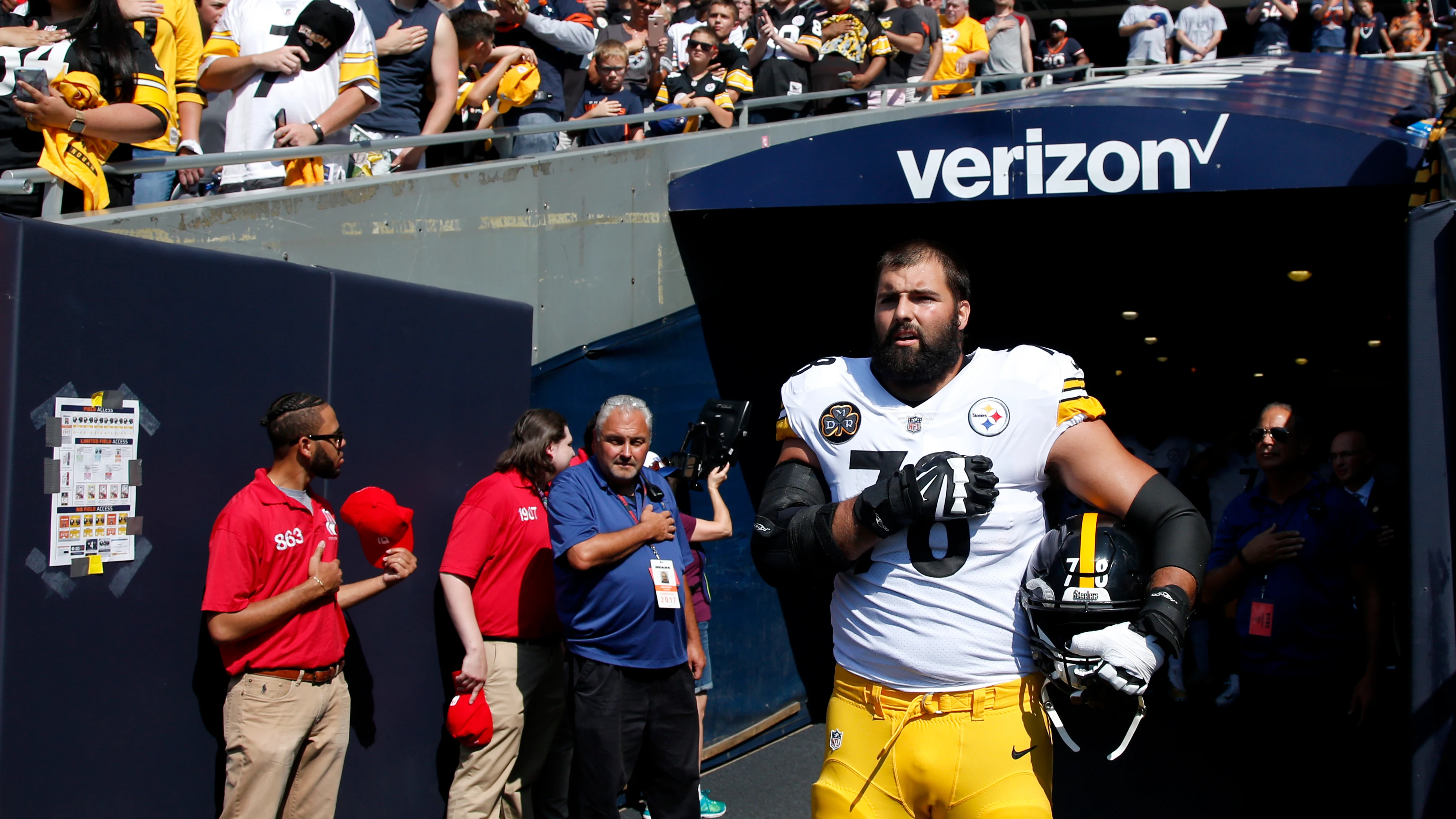 Alejandro Villanueva escuchando el himno