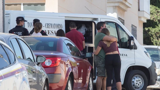 Agentes de la Guardia Civil en el domicilio de la joven de 20 años asesinada Agentes de la Guardia Civil en el domicilio de la joven de 20 años asesinada