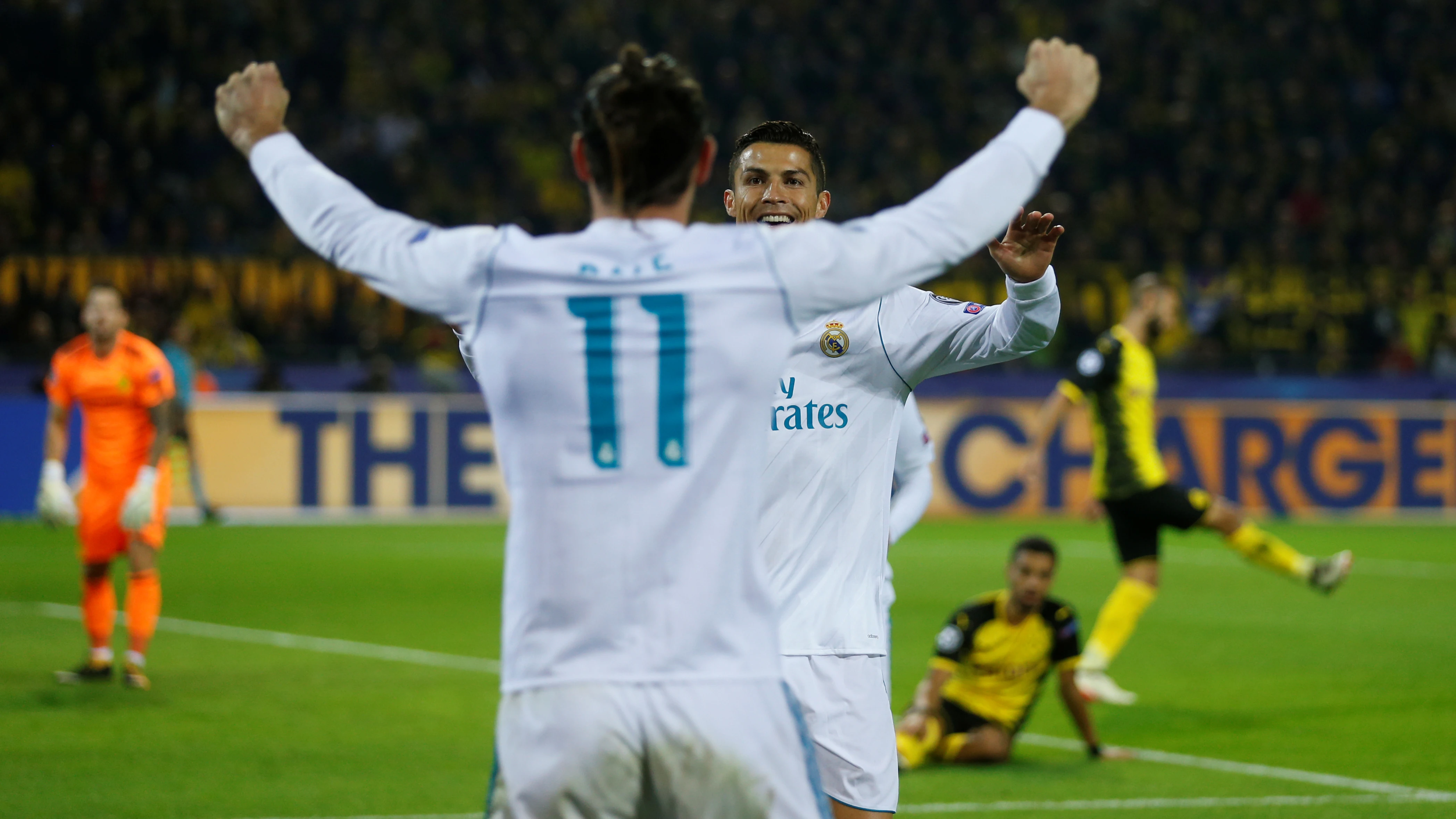 Cristiano Ronaldo celebra con Bale uno de sus goles contra el Dortmund