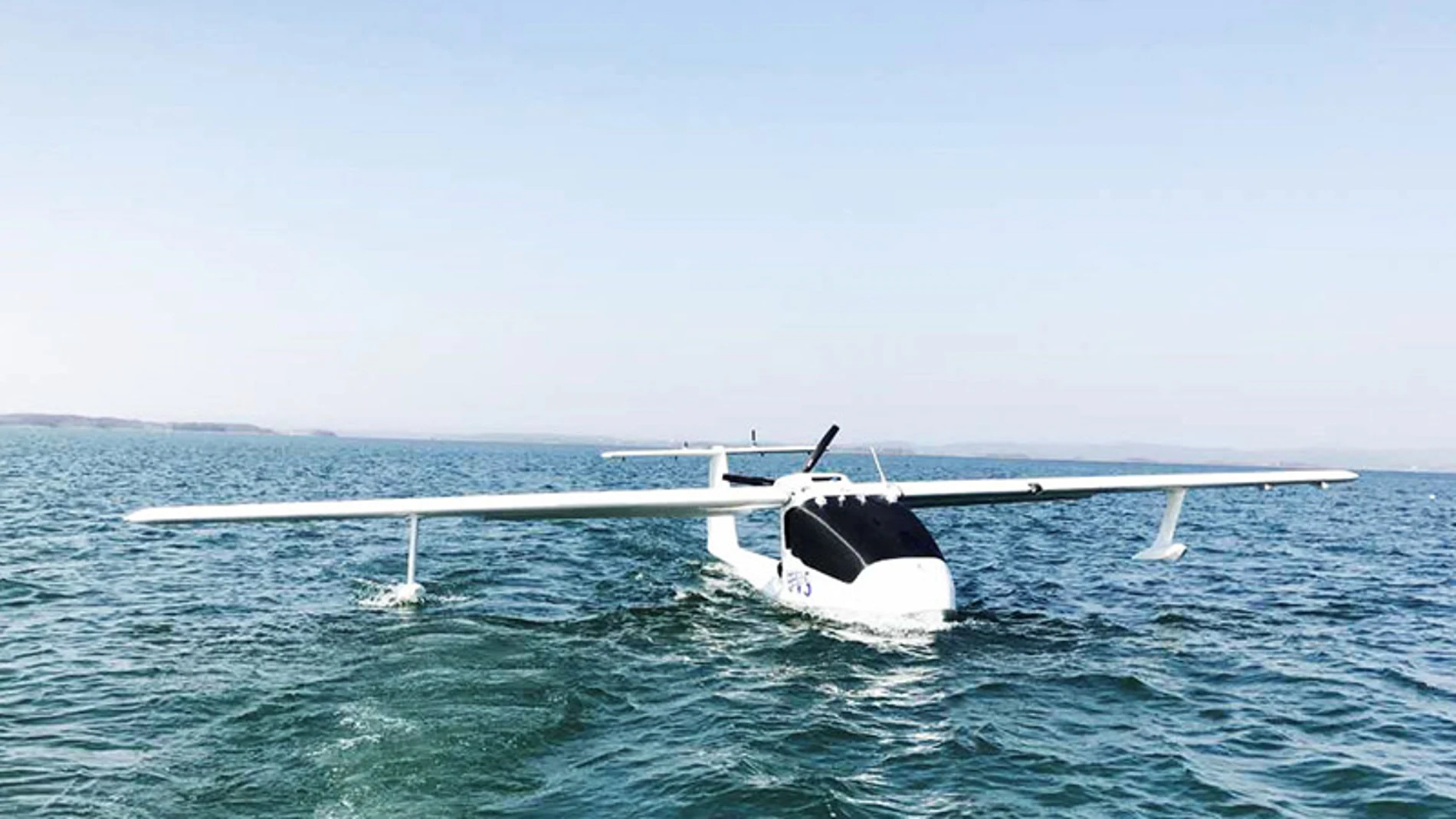 El dron anfibio dentro del agua