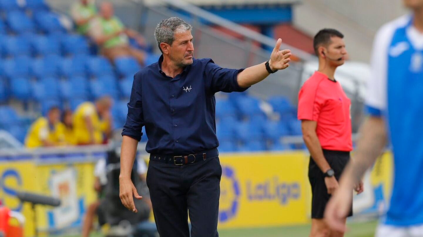 Manolo M&aacute;rquez da instrucciones a sus jugadores desde la banda