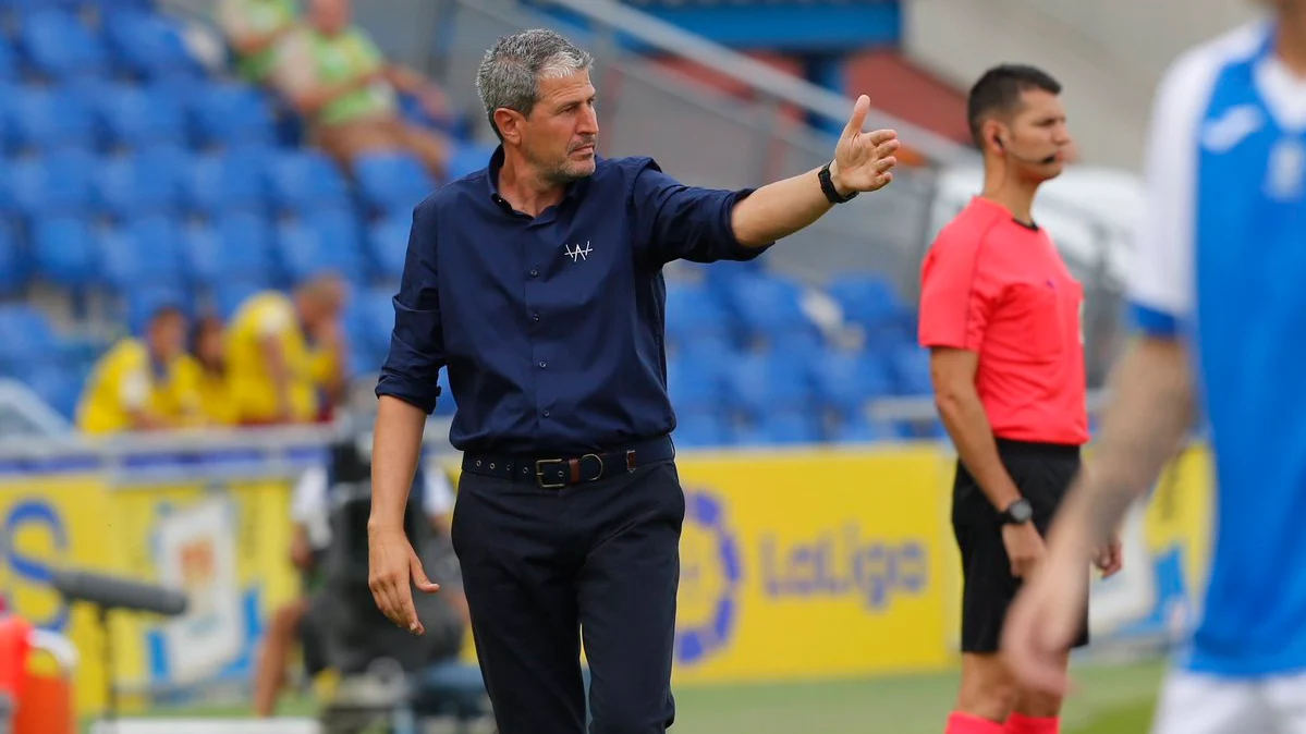 Manolo Márquez da instrucciones a sus jugadores desde la banda