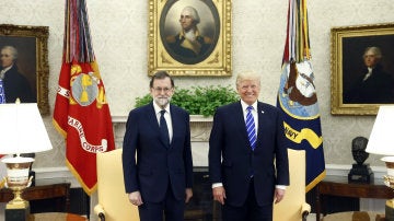El presidente del Gobierno español, Mariano Rajoy (i), junto al presidente de Estados Unidos, Donald Trump, antes de la reunión mantenida hoy en el Despacho Oval de la Casa Blanca.