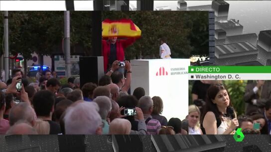 Un hombre saca una bandera de Espa&ntilde;a durante el mitin de Oriol Junqueras y recibe numerosos abucheos 
