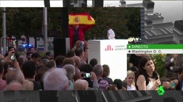 Un hombre saca una bandera de España durante el mitin de Oriol Junqueras y recibe numerosos abucheos 
