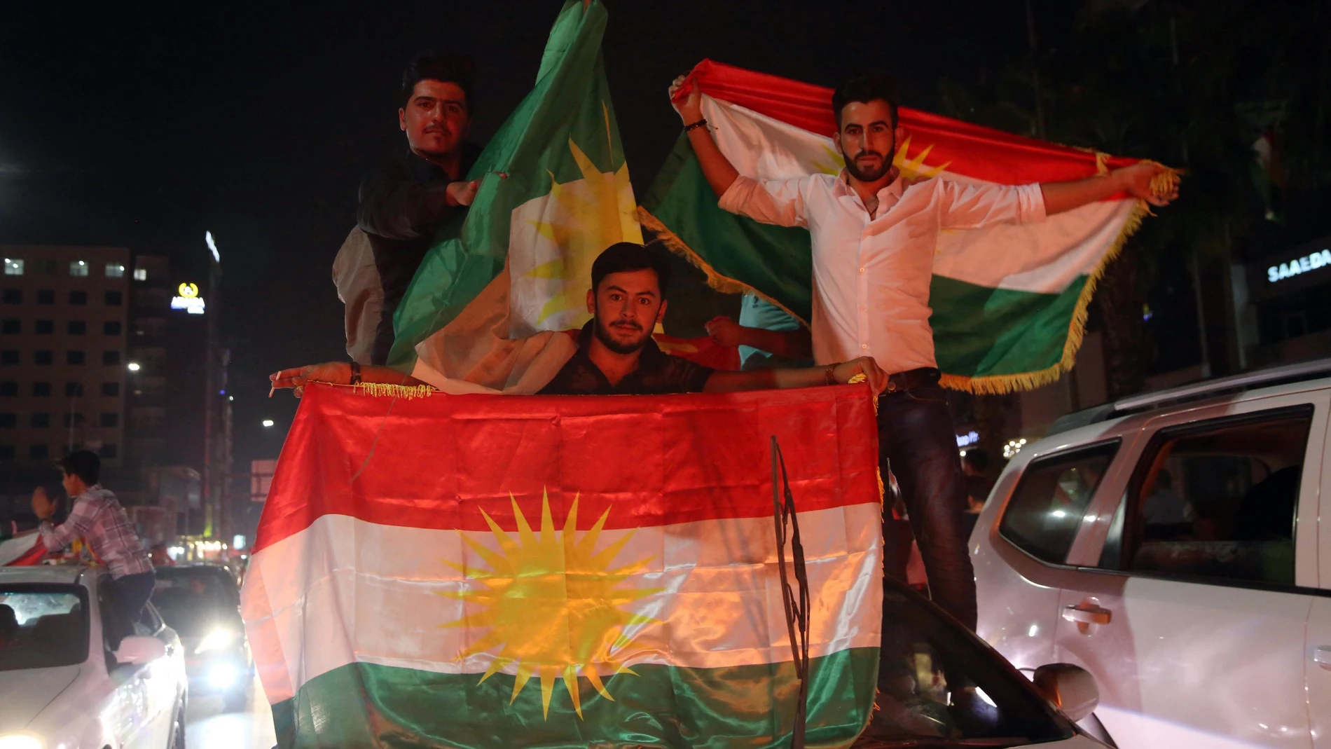 Kurdos celebran en las calles después del referéndum de independencia de Kurdistán en Erbil norte de Irak