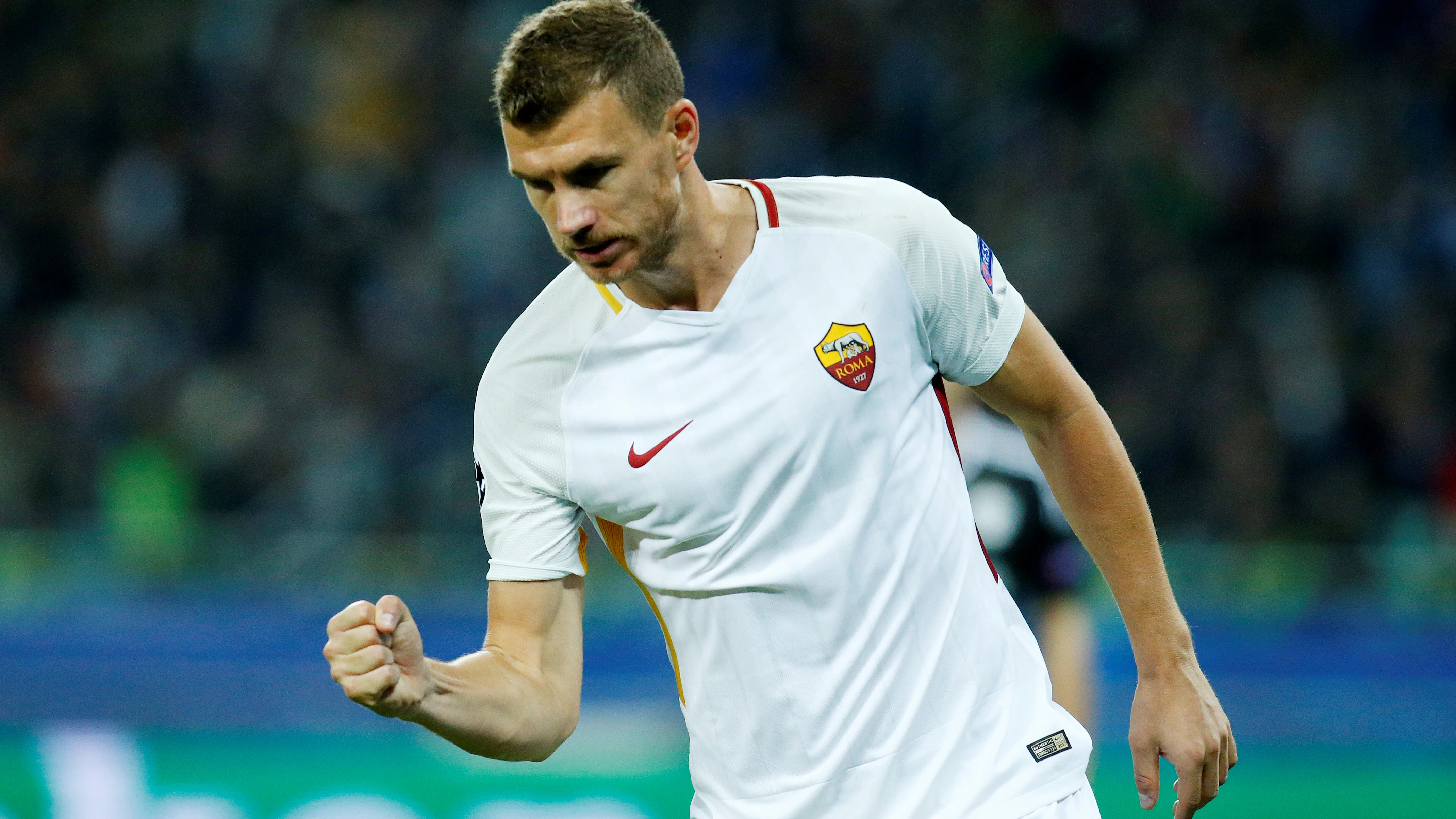 Dzeko celebra el gol marcado