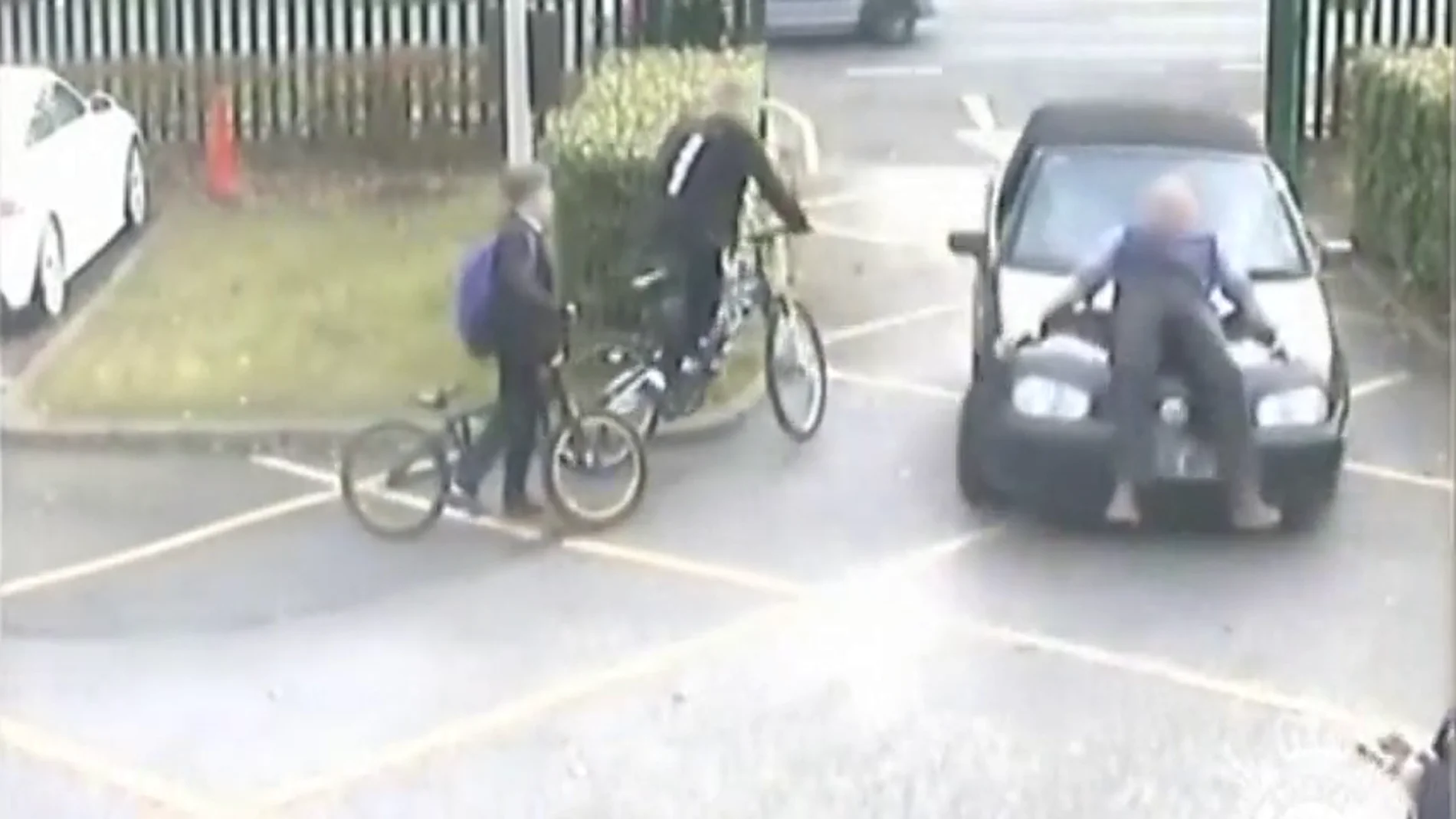 Impactantes imágenes del atropello a un profesor en una escuela en Surrey, Reino Unido