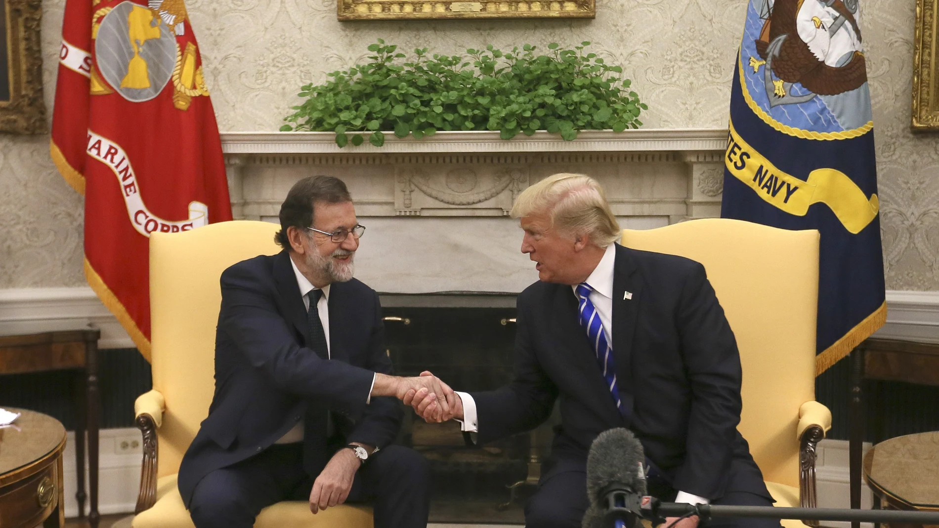 Donald Trump estrecha la mano al presidente del Gobierno, Mariano Rajoy