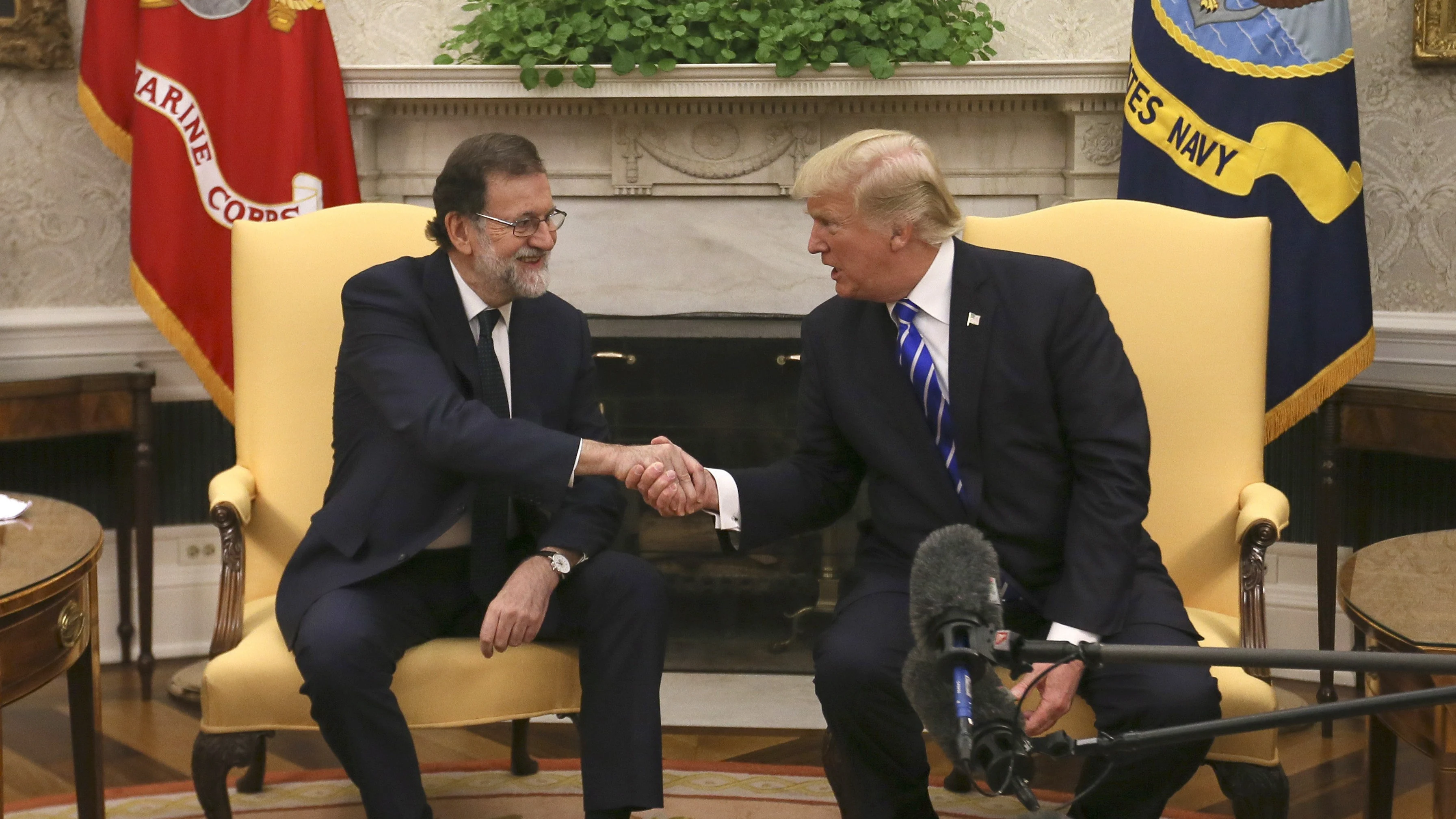 Donald Trump estrecha la mano al presidente del Gobierno, Mariano Rajoy