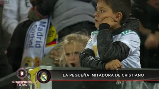 Una niña imita la celebración de Cristiano Ronaldo Una niña imita la celebración de Cristiano Ronaldo