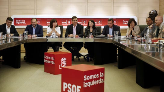 La c&uacute;pula del PSOE, reunida en una comisi&oacute;n parlamentaria