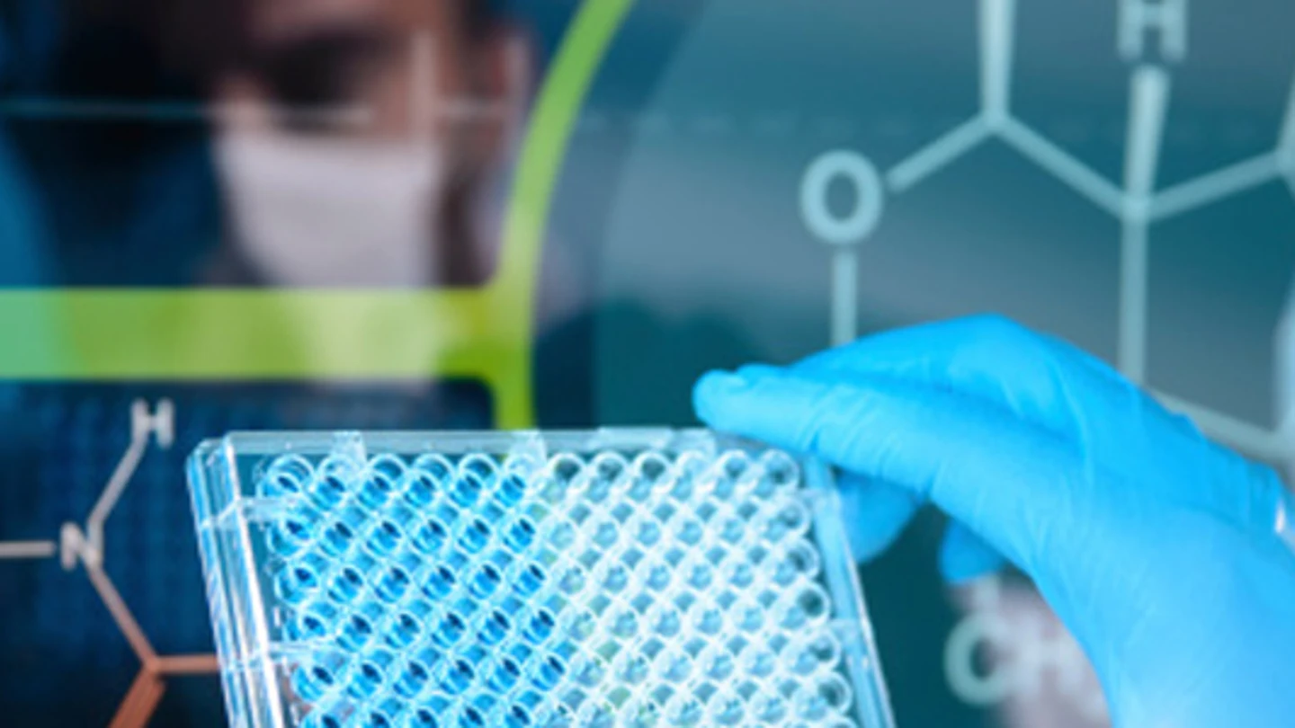Una persona en un laboratorio Una persona en un laboratorio