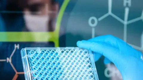 Una persona en un laboratorio Una persona en un laboratorio