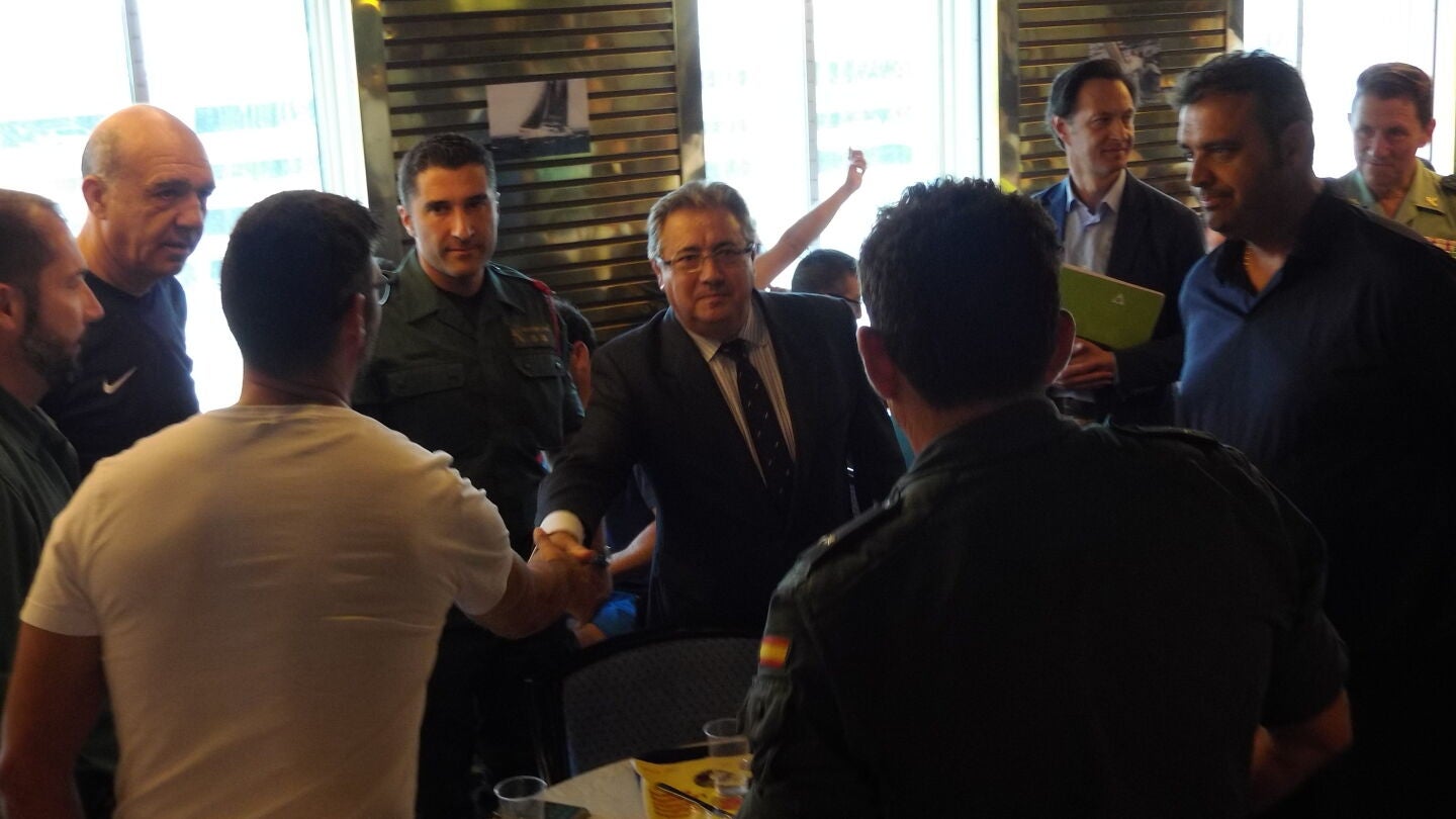 Zoido se re&uacute;ne con los polic&iacute;as en barcelona