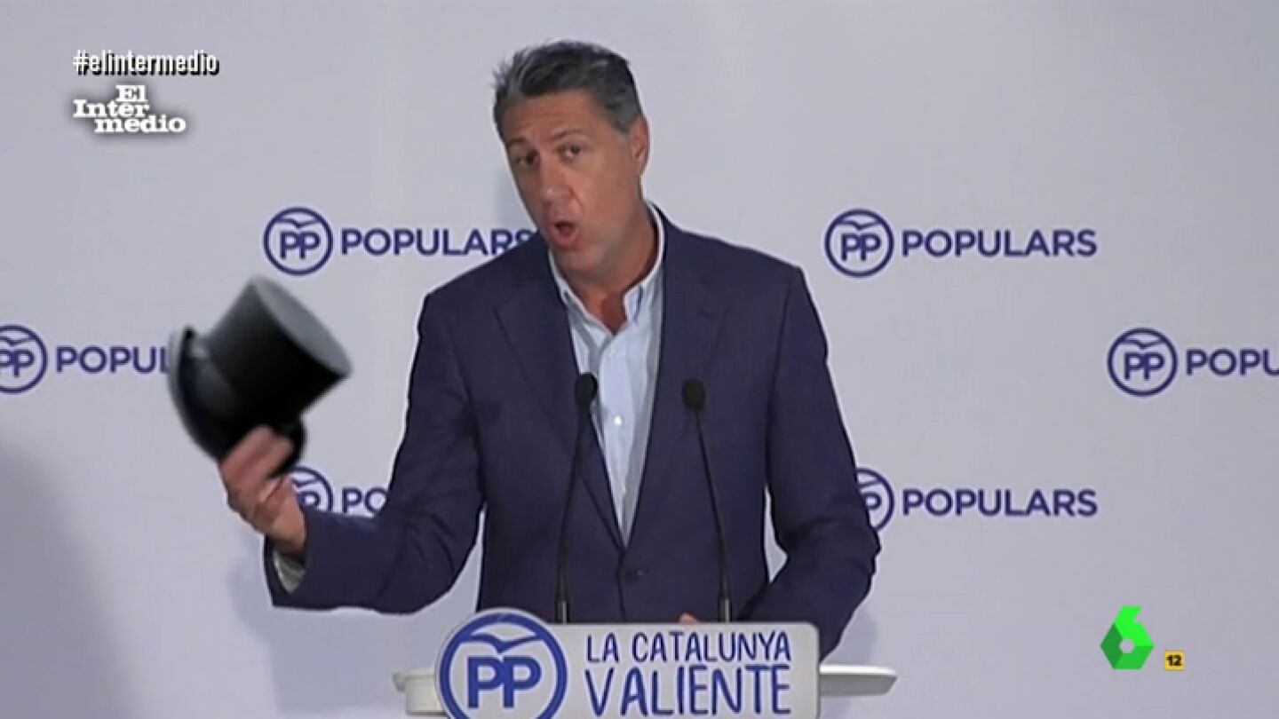 Garc&iacute;a Albiol cantando con sombrero