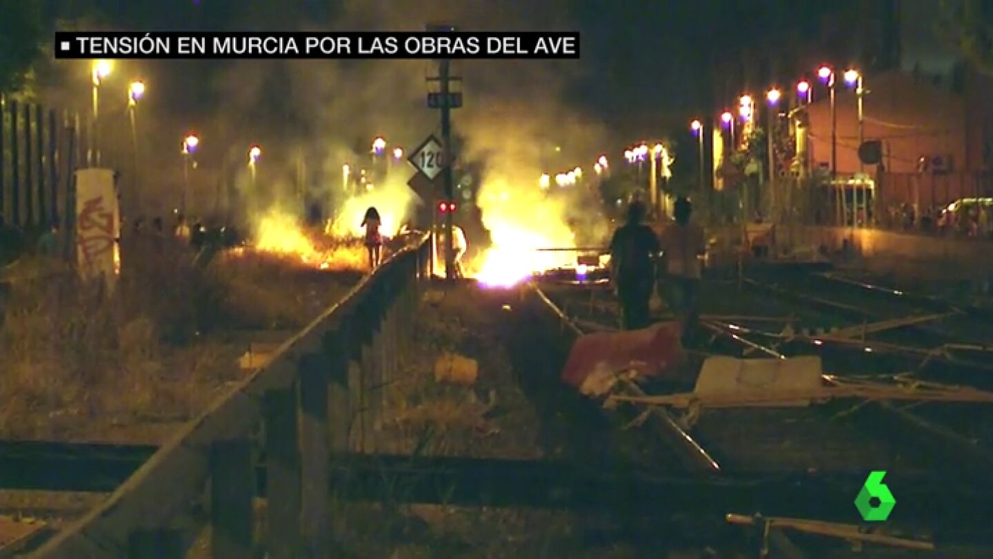 Contenedores quemados, pantallas ac&uacute;sticas derribadas y vigas atravesadas: aumenta la tensi&oacute;n en Murcia por las obras del AVE
