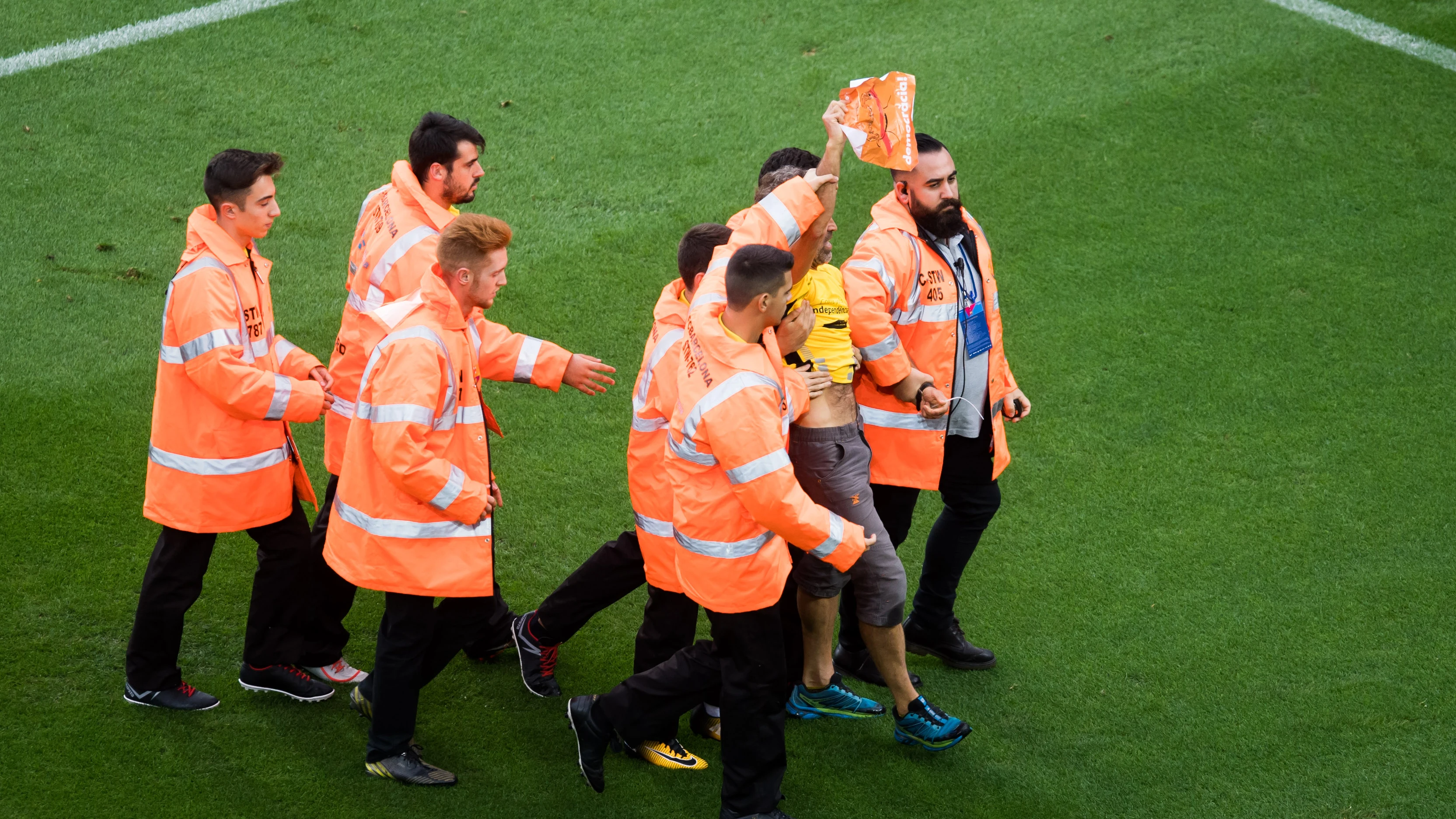 El espontáneo que se coló durante el Barça - Las Palmas enseña una pancarta