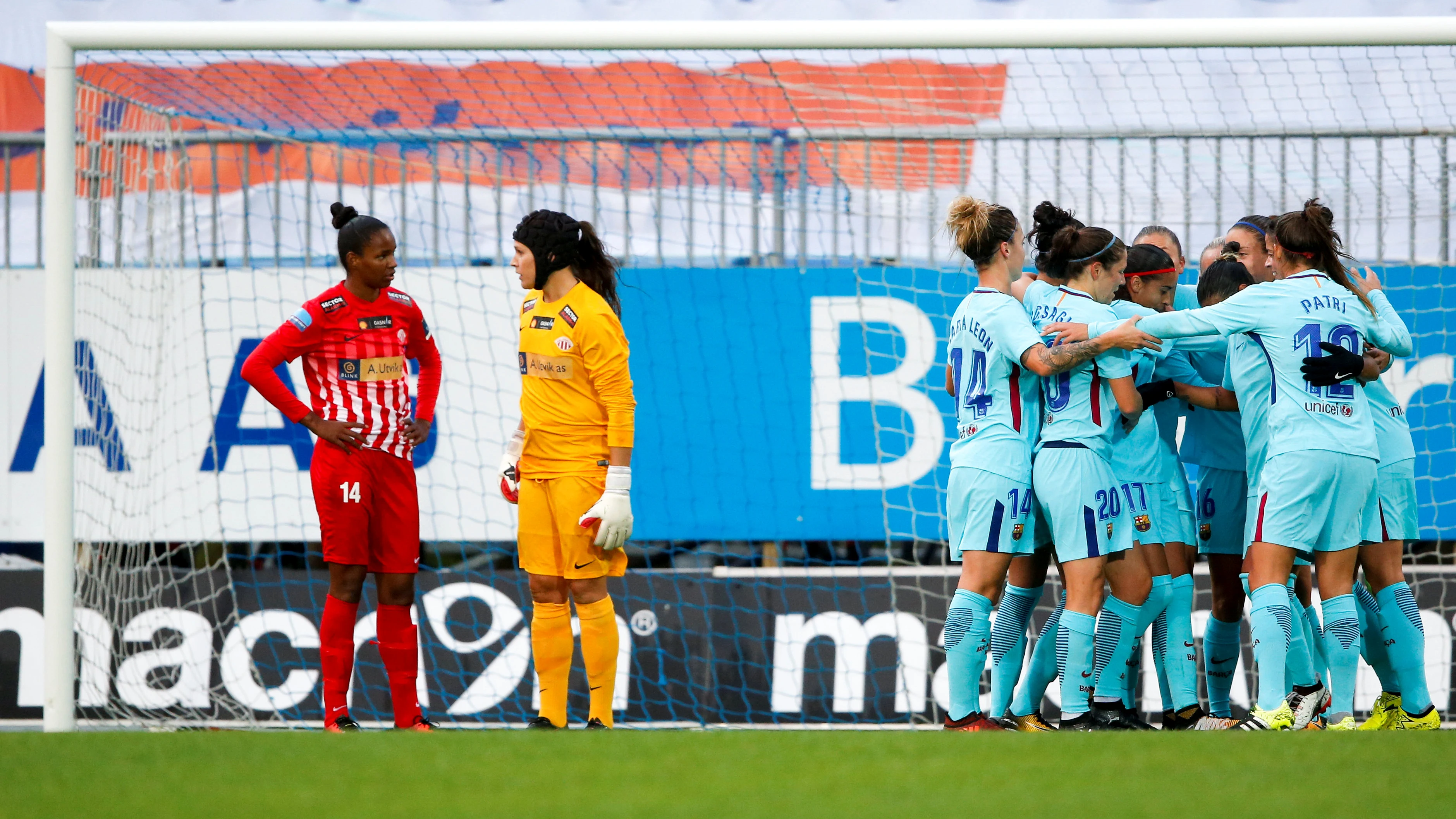 Las jugadoras del Barcelona celebran uno de sus goles contra el Avaldsnes