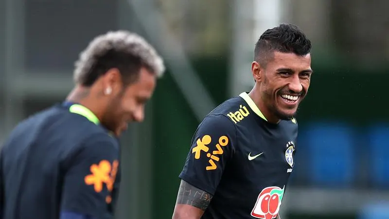 Una entrada de Paulinho deja muy tocado a Neymar. 