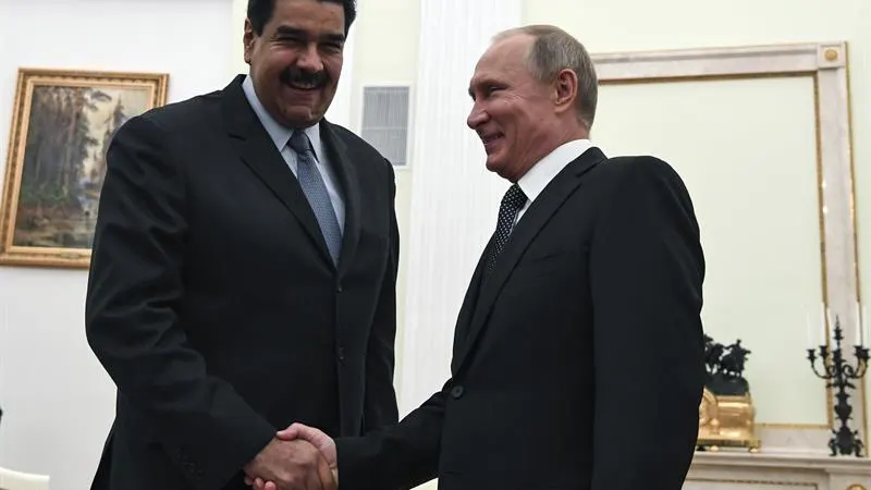  El presidente ruso, Vladímir Putin (d), saluda al presidente venezolano, Nicolás Maduro