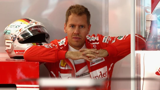 Sebastian Vettel, sentado en el box con su casco Sebastian Vettel, sentado en el box con su casco