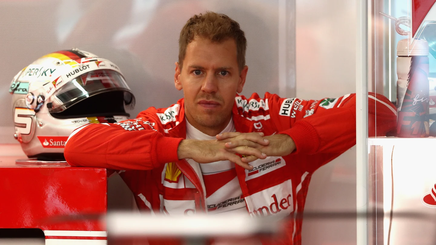 Sebastian Vettel, sentado en el box con su casco Sebastian Vettel, sentado en el box con su casco