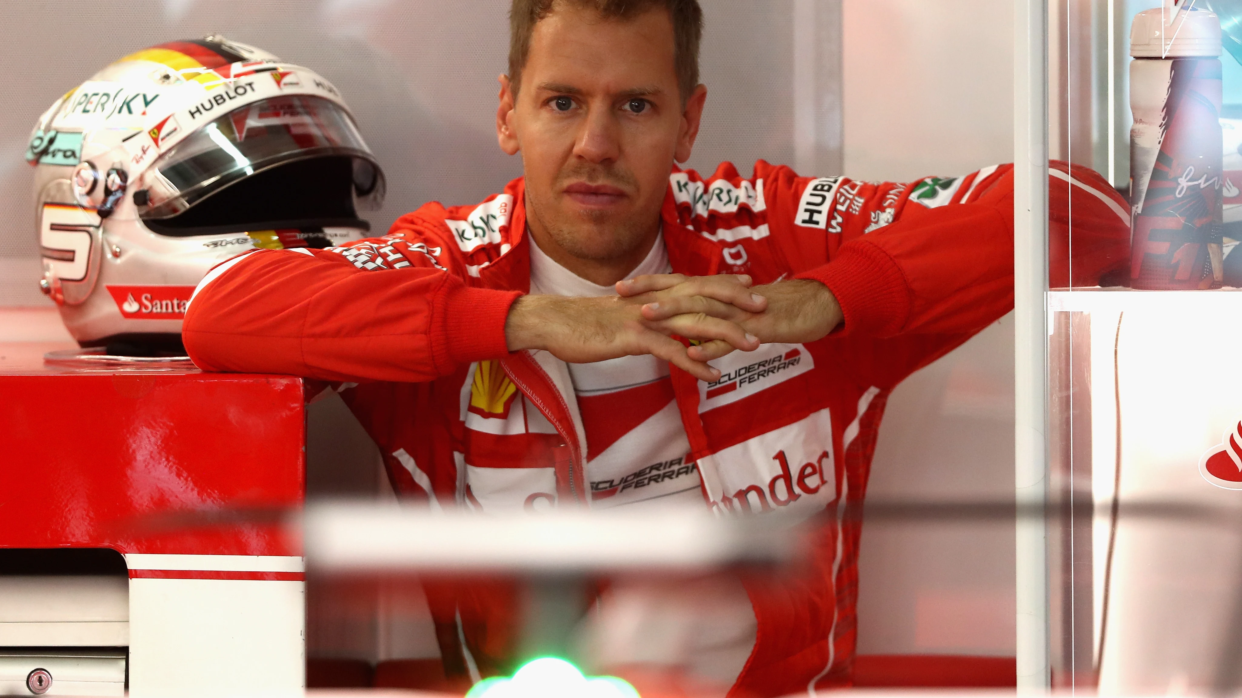 Sebastian Vettel, sentado en el box con su casco