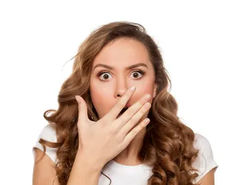 Una mujer con el pelo largo muestra sorpresa Una mujer con el pelo largo muestra sorpresa