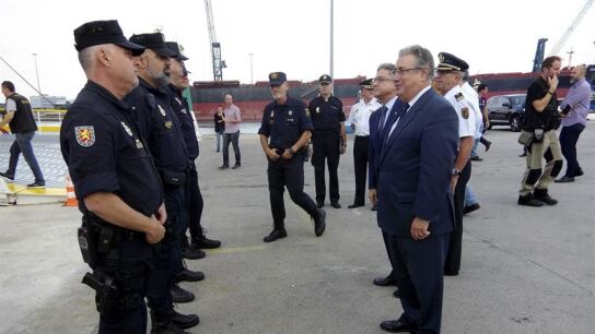Zoido con varios polic&iacute;as nacionales