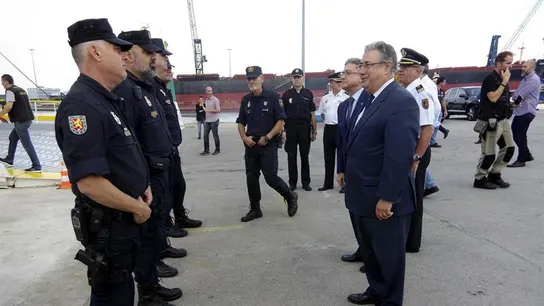 Zoido con varios policías nacionales Zoido con varios policías nacionales