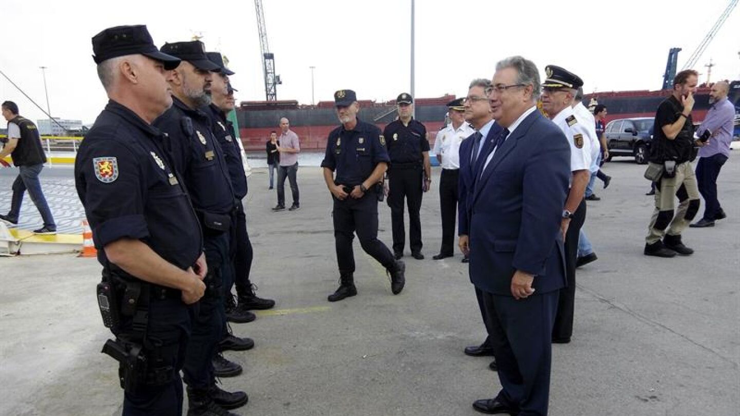 Zoido con varios polic&iacute;as nacionales