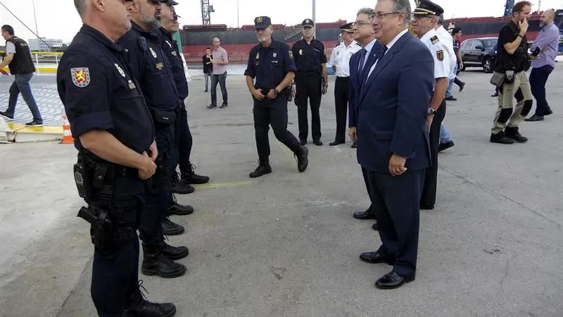 Zoido con varios polic&iacute;as nacionales