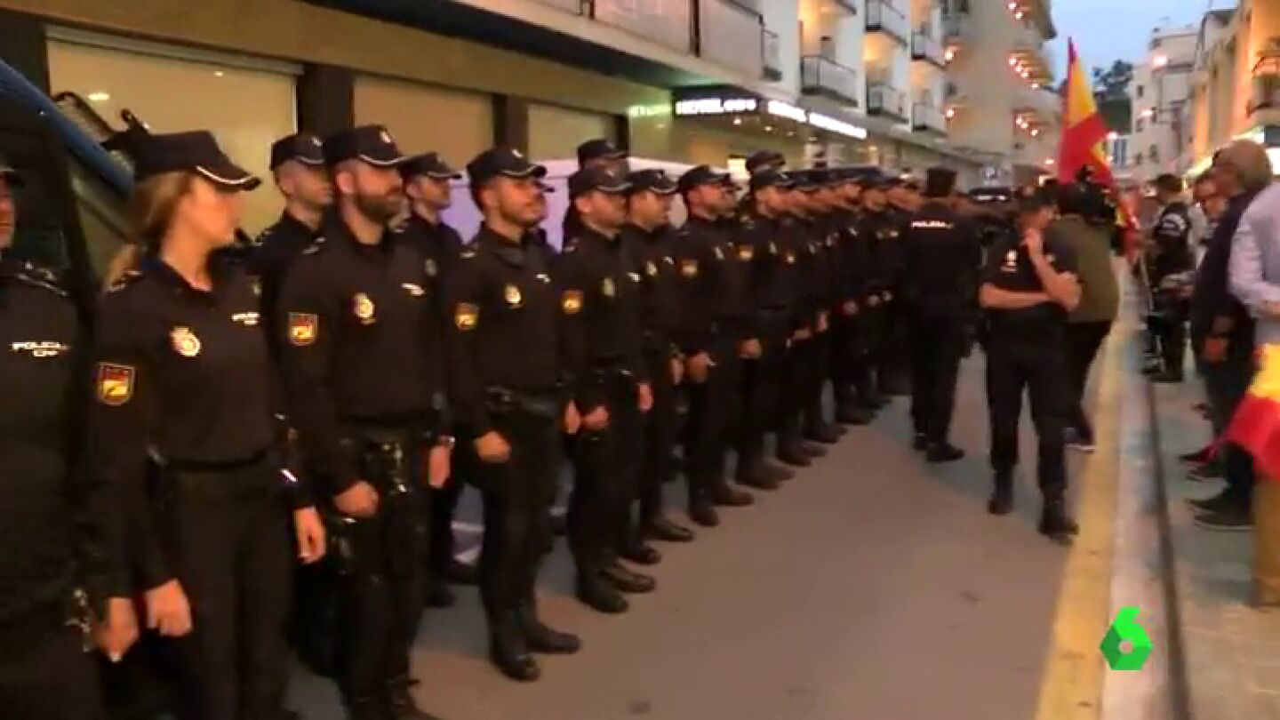 Los polic&iacute;as en el hotel de Pineda de Mar reciben el apoyo de decenas de personas