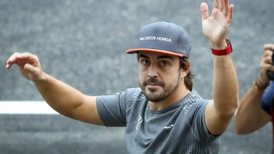 Fernando Alonso saluda a los aficionados en Japón Fernando Alonso saluda a los aficionados en Japón